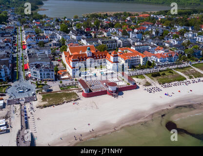 Binz, Deutschland. 18. Mai 2017. Das Kurhaus, die jetzt ein 5-Sterne-Plus Hotel und Strandpromenade mit Kurpark in Binz, Deutschland, 18. Mai 2017. (Luftaufnahme mit einer Drohne genommen). Foto: Jens Büttner/Dpa-Zentralbild/ZB/Dpa/Alamy Live News Stockfoto