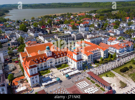 Binz, Deutschland. 18. Mai 2017. Das Kurhaus, die jetzt ein 5-Sterne-Plus Hotel und Strandpromenade mit Kurpark in Binz, Deutschland, 18. Mai 2017. (Luftaufnahme mit einer Drohne genommen). Foto: Jens Büttner/Dpa-Zentralbild/ZB/Dpa/Alamy Live News Stockfoto