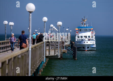 Binz, Deutschland. 18. Mai 2017. Die touristischen Schiff "Moenchgut" an der Seebrücke in Binz, Deutschland, 18. Mai 2017. Foto: Jens Büttner/Dpa-Zentralbild/ZB/Dpa/Alamy Live News Stockfoto