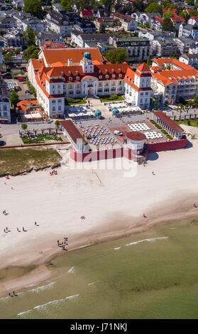 Binz, Deutschland. 18. Mai 2017. Das Kurhaus, die jetzt ein 5-Sterne-Plus Hotel und Strandpromenade mit Kurpark in Binz, Deutschland, 18. Mai 2017. (Luftaufnahme mit einer Drohne genommen). Foto: Jens Büttner/Dpa-Zentralbild/ZB/Dpa/Alamy Live News Stockfoto