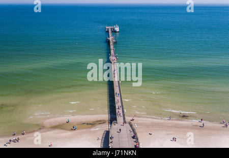 Binz, Deutschland. 18. Mai 2017. Die Pier in Binz, Deutschland, 18. Mai 2017. (Luftaufnahme mit einer Drohne genommen). Foto: Jens Büttner/Dpa-Zentralbild/ZB/Dpa/Alamy Live News Stockfoto