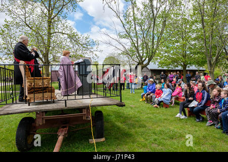 London, Ontario, Kanada. 22. Mai 2017. Victoria Day, eine kanadische öffentlichen Feiertag mit Feierlichkeiten zu Ehren von Königin Victorias Geburtstag, auch genannt Feier der Königin von England, auf Fawshawe Pioneer Village, London, Ontario, Kanada. Bildnachweis: Rubens Alarcon/Alamy Live-Nachrichten Stockfoto