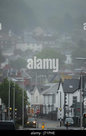 Aberystwyth Wales Uk, Dienstag, 23 Mai 2017 UK Wetter: Ein stumpf, neblig und regnerisch Morgen mit tief hängenden Wolken und eingeschränkter Sicht in Aberystwyth an der Cardigan Bay Küste, West Wales. Bildnachweis: Keith Morris/Alamy Live-Nachrichten Stockfoto