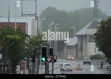 Aberystwyth Wales Uk, Dienstag, 23 Mai 2017 UK Wetter: Ein stumpf, neblig und regnerisch Morgen mit tief hängenden Wolken und eingeschränkter Sicht in Aberystwyth an der Cardigan Bay Küste, West Wales. Bildnachweis: Keith Morris/Alamy Live-Nachrichten Stockfoto