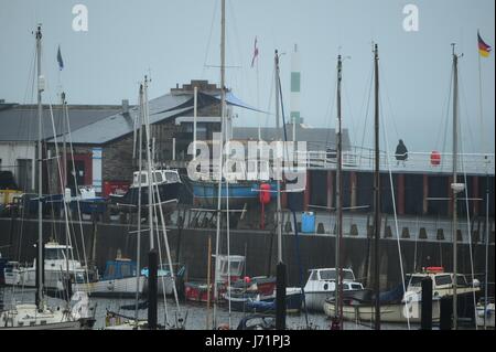 Aberystwyth Wales Uk, Dienstag, 23 Mai 2017 UK Wetter: Ein stumpf, neblig und regnerisch Morgen mit tief hängenden Wolken und eingeschränkter Sicht in Aberystwyth an der Cardigan Bay Küste, West Wales. Bildnachweis: Keith Morris/Alamy Live-Nachrichten Stockfoto