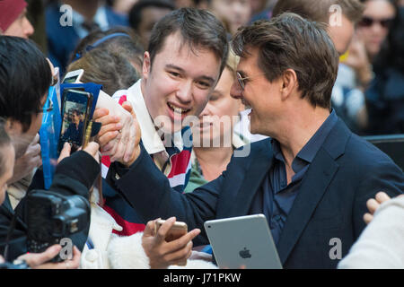 Sydney, Australien 23. Mai 2017: Tom Cruise, Russell Crowe, Sofia Boutella, Annabelle Wallis und Alex Kurtzman fördern den kommenden Film "Die Mumie" durch die Enthüllung eines Sarkophags aus Sand geformt. Dieses Ereignis am World Square Shopping Centre in Sydney war auch eine Chance für die Fans, die Besetzung des Films gerecht zu werden. Abgebildet ist Tom Cruise. Bildnachweis: Mjmediabox / Alamy Live News Stockfoto