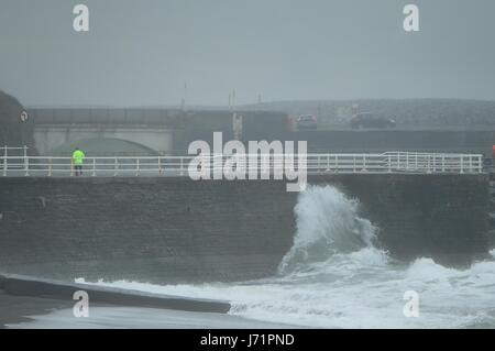 Aberystwyth Wales Uk, Dienstag, 23 Mai 2017 UK Wetter: Ein stumpf, neblig und regnerisch Morgen mit tief hängenden Wolken und eingeschränkter Sicht in Aberystwyth an der Cardigan Bay Küste, West Wales. Bildnachweis: Keith Morris/Alamy Live-Nachrichten Stockfoto