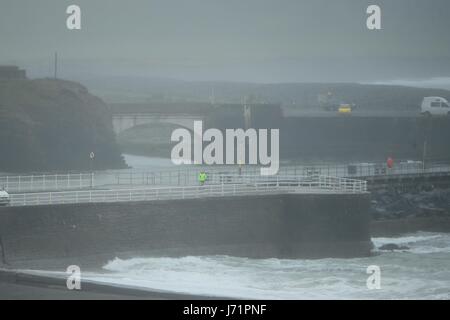 Aberystwyth Wales Uk, Dienstag, 23 Mai 2017 UK Wetter: Ein stumpf, neblig und regnerisch Morgen mit tief hängenden Wolken und eingeschränkter Sicht in Aberystwyth an der Cardigan Bay Küste, West Wales. Bildnachweis: Keith Morris/Alamy Live-Nachrichten Stockfoto