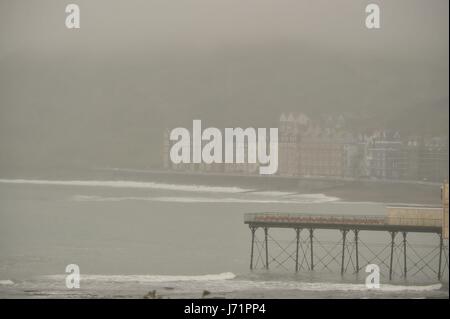 Aberystwyth Wales Uk, Dienstag, 23 Mai 2017 UK Wetter: Ein stumpf, neblig und regnerisch Morgen mit tief hängenden Wolken und eingeschränkter Sicht in Aberystwyth an der Cardigan Bay Küste, West Wales. Bildnachweis: Keith Morris/Alamy Live-Nachrichten Stockfoto