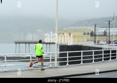 Aberystwyth Wales Uk, Dienstag, 23 Mai 2017 UK Wetter: Ein stumpf, neblig und regnerisch Morgen mit tief hängenden Wolken und eingeschränkter Sicht in Aberystwyth an der Cardigan Bay Küste, West Wales. Bildnachweis: Keith Morris/Alamy Live-Nachrichten Stockfoto