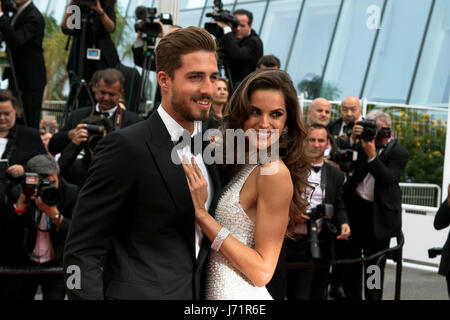 Cannes, Frankreich. 22. Mai 2017. Kevin Trapp und Izabel Goulart besuchen Sie die Premiere von "The Killing von A Heilige Hirsch" während der 70. Annual Cannes Film Festival im Palais des Festivals in Cannes, Frankreich, am 22. Mai 2017. Foto: Hubert Boesl - NO-Draht-SERVICE - Foto: Hubert Boesl/Dpa/Alamy Live News Stockfoto