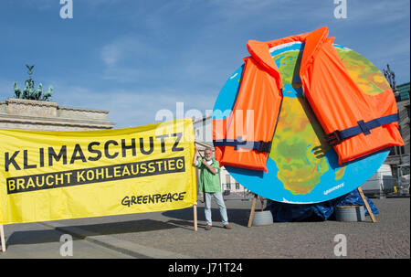 Eine übergroße Schwimmweste kann während einer Protestaktion der Umweltorganisation Greenpeace in Berlin, Deutschland, 23. Mai 2017 auf einem Globus hängend gesehen werden. Bei der Gelegenheit fo Petersberg Klima Dialog, die Aktivisten fordern einen sofortigen Stopp der alle Kohleproduktion. Foto: Paul Zinken/dpa Stockfoto