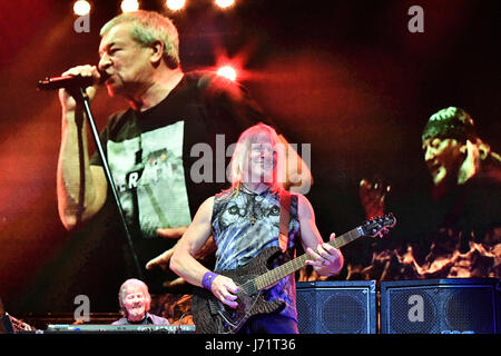 Prag, Tschechische Republik. 22. Mai 2017. Britische Rock-Band Deep Purple führt in Prag, Tschechische Republik, 22. Mai 2017. Abgebildete Ian Gillan (links), Roger Glover (rechts), Steve Morse (Mitte) und Don Airey (unten links). Bildnachweis: CTK/Alamy Live-Nachrichten Stockfoto