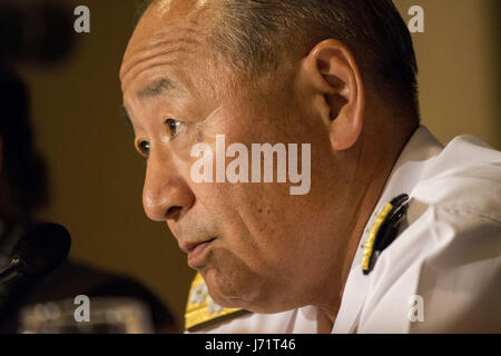 Tokio, Japan. 23. Mai 2017. Admiral Katsutoshi Kawano, der Leiter der japanischen Joint Chiefs Of Staff gibt eine Antwort auf Fragen im Rahmen einer Pressekonferenz in The Foreign Correspondent Club von Japan (FCCJ) in Tokio, potenzielle Bedrohungen aus China, Nordkorea und den islamischen Terrorismus zu erklären. Die Wahl von Donald Trump als US-Präsident hat Unsicherheit über wie Amerika, bringen in den Fokus der Rolle der de-facto-Militär Japans, die Selbstverteidigungskräfte reagieren wird geworfen. In der Tat, hat Abe mit einem frischen Push die pazifistische Verfassung bis zum Jahr 2020 zu erkennen die Existenz von ändern reagiert. Stockfoto