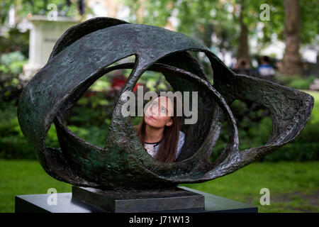 London, UK. 23. Mai 2017. Ovale Form (Trezion), 1963, von Dame Barbara Hepworth, est GBP 600.000-800.000, aus der Tuttleman Sammlung. Christie es präsentiert eine Open-Air-Ausstellung der modernen Skulpturen in St James Square zu sehen der Öffentlichkeit vom 23. Mai bis 29. Juni 2017. Die Ausstellung zeigt acht Werke, die angeboten werden in die moderne britische Kunst und impressionistischen & Modern Art Verkäufe im Rahmen des 20. Jahrhunderts bei Christie's. Die Verkäufe nehmen vom 26. bis 29. Juni 2017 statt. Foto: Lebendige Bilder/Alamy Live-Nachrichten Stockfoto