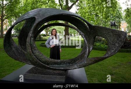 London, UK. 23. Mai 2017. Ovale Form (Trezion), 1963, von Dame Barbara Hepworth, est GBP 600.000-800.000, aus der Tuttleman Sammlung. Christie es präsentiert eine Open-Air-Ausstellung der modernen Skulpturen in St James Square zu sehen der Öffentlichkeit vom 23. Mai bis 29. Juni 2017. Die Ausstellung zeigt acht Werke, die angeboten werden in die moderne britische Kunst und impressionistischen & Modern Art Verkäufe im Rahmen des 20. Jahrhunderts bei Christie's. Die Verkäufe nehmen vom 26. bis 29. Juni 2017 statt. Foto: Lebendige Bilder/Alamy Live-Nachrichten Stockfoto