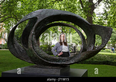 London, UK. 23. Mai 2017. Ovale Form (Trezion), 1963, von Dame Barbara Hepworth, est GBP 600.000-800.000, aus der Tuttleman Sammlung. Christie es präsentiert eine Open-Air-Ausstellung der modernen Skulpturen in St James Square zu sehen der Öffentlichkeit vom 23. Mai bis 29. Juni 2017. Die Ausstellung zeigt acht Werke, die angeboten werden in die moderne britische Kunst und impressionistischen & Modern Art Verkäufe im Rahmen des 20. Jahrhunderts bei Christie's. Die Verkäufe nehmen vom 26. bis 29. Juni 2017 statt. Foto: Lebendige Bilder/Alamy Live-Nachrichten Stockfoto