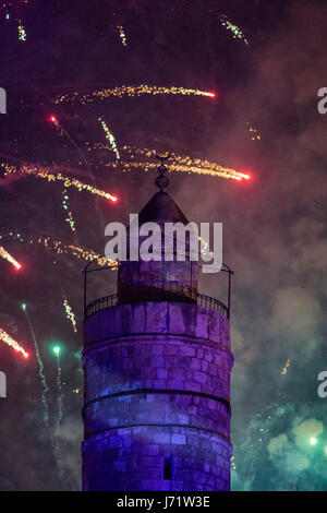 Jerusalem, Israel. 22. Mai 2017. Feuerwerk am Turm von David während der 2017 jährliche Veranstaltung zu Ehren beispielhafte Bürger Jerusalems. Bildnachweis: Yagil Henkin/Alamy Live-Nachrichten Stockfoto