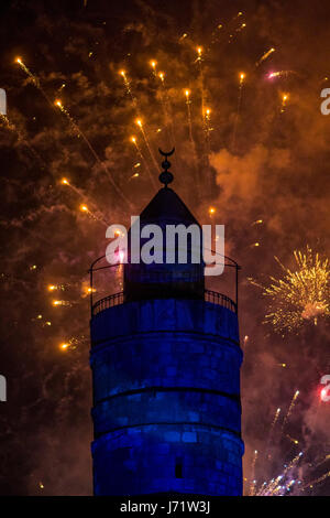 Jerusalem, Israel. 22. Mai 2017. Feuerwerk am Turm von David während der 2017 jährliche Veranstaltung zu Ehren beispielhafte Bürger Jerusalems. Bildnachweis: Yagil Henkin/Alamy Live-Nachrichten Stockfoto