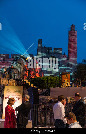 Jerusalem, Israel. 22. Mai 2017. Menschen warten auf den Beginn der Zeremonie zu Ehren Exeamplary Bürger von Jerusalem. Bildnachweis: Yagil Henkin/Alamy Live-Nachrichten Stockfoto