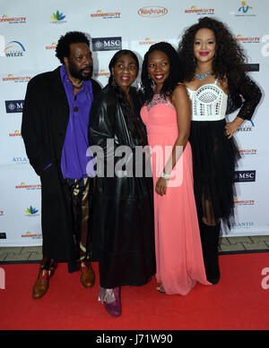 Die Band "Boney M." mit der Sängerin Liz Mitchell (2. l) stellt während der Gala zur Preisverleihung des Tourismus und Medienpreis "Goldene Sonne 2017" (lit.) "Golden Sun") im Freizeitpark Wunderland Kalkar in Kalkar, Deutschland, am 13. Mai 2017. Foto: Horst Ossinger /-/ Dpa Stockfoto