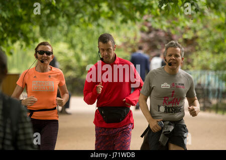 London, UK. 23. Mai 2017. Menschen genießen die Sonne glänzen im St. James Park, London Credit: Sebastian Remme/Alamy Live News Stockfoto