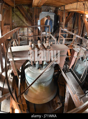 Wolfgang Fischer, Küster der St. Thomas Church, steht neben der "Gloriosa" Glocke von 1477, das größte der vier Glocken im Glockenturm in Leipzig, Deutschland, 16. Mai 2017. Die historischen Glocken der weltberühmten Kirche, in dem sich das Grab von Johann Sebastian Bach befindet, erfordert Restaurierung, vor allem durch die Jahrhunderte alte Technik. Die Kirchengemeinde bereitet derzeit eine Spendenaktion, die Wiederherstellung wird auf 300.000 Euro geschätzt. Foto: Waltraud Grubitzsch/Dpa-Zentralbild Stockfoto