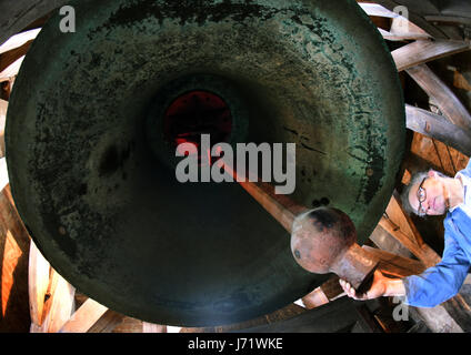 Wolfgang Fischer, Küster der St. Thomas Church, steht neben der "Gloriosa" Glocke von 1477, das größte der vier Glocken im Glockenturm in Leipzig, Deutschland, 16. Mai 2017. Die historischen Glocken der weltberühmten Kirche, in dem sich das Grab von Johann Sebastian Bach befindet, erfordert Restaurierung, vor allem durch die Jahrhunderte alte Technik. Die Kirchengemeinde bereitet derzeit eine Spendenaktion, die Wiederherstellung wird auf 300.000 Euro geschätzt. Foto: Waltraud Grubitzsch/Dpa-Zentralbild Stockfoto