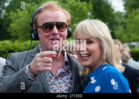 Chelsea Flower Show, London, England, 22. Mai 2017. Chris Evans mit Nicky Chapman Rundfunk sein Frühstück zeigen live von der Chelsea Flower Show zum ersten Mal, wo hat er seinen eigenen Garten - Chris Evans Geschmack Garten im Abschnitt BBC Radio 2 fühlen sich gute Gärten. Bildnachweis: Jenny Lilly/Alamy Live-Nachrichten Stockfoto