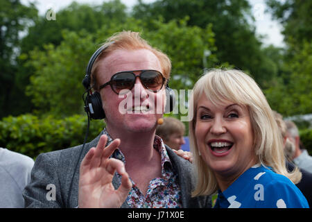 Chelsea Flower Show, London, England, 22. Mai 2017. Chris Evans mit Nicky Chapman Rundfunk sein Frühstück zeigen live von der Chelsea Flower Show zum ersten Mal, wo hat er seinen eigenen Garten - Chris Evans Geschmack Garten im Abschnitt BBC Radio 2 fühlen sich gute Gärten. Bildnachweis: Jenny Lilly/Alamy Live-Nachrichten Stockfoto