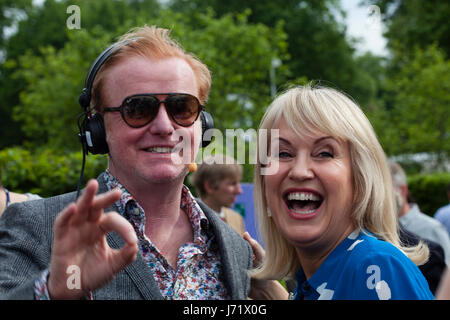 Chelsea Flower Show, London, England, 22. Mai 2017. Chris Evans mit Nicky Chapman Rundfunk sein Frühstück zeigen live von der Chelsea Flower Show zum ersten Mal, wo hat er seinen eigenen Garten - Chris Evans Geschmack Garten im Abschnitt BBC Radio 2 fühlen sich gute Gärten. Bildnachweis: Jenny Lilly/Alamy Live-Nachrichten Stockfoto