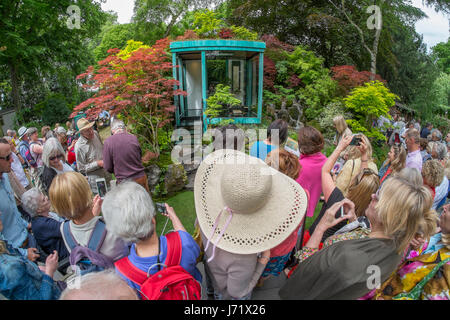 Das Royal Hospital Chelsea, London, UK. 23. Mai 2017. Der jährliche Höhepunkt des gärtnerischen Kalenders, der RHS Chelsea Flower Show, öffentlichen Eröffnungstag der Welt berühmten Gartenschau mit großen Menschenmengen besucht. Foto: Gosho No Niwa No Wall, No Krieg Handwerker Garten, entworfen von Kazuyuki Ishihara. Bildnachweis: Malcolm Park Leitartikel/Alamy Live-Nachrichten. Stockfoto