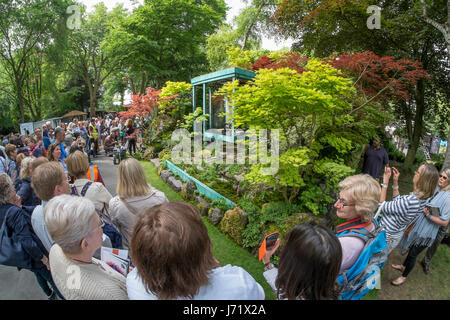 Das Royal Hospital Chelsea, London, UK. 23. Mai 2017. Der jährliche Höhepunkt des gärtnerischen Kalenders, der RHS Chelsea Flower Show, öffentlichen Eröffnungstag der Welt berühmten Gartenschau mit großen Menschenmengen besucht. Foto: Gosho No Niwa No Wall, No Krieg Handwerker Garten, entworfen von Kazuyuki Ishihara. Bildnachweis: Malcolm Park Leitartikel/Alamy Live-Nachrichten. Stockfoto