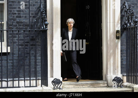 Downing Street, London, UK. 23. Mai 2017. Der britische Premierminister Theresa May ein Statement an die Presse außerhalb 10 Downing Street, London, nach der Bombardierung bei einem Ariana Grande-Konzert in der Arena in Manchester am Vorabend. 22 Menschen wurden getötet und 59 verletzt, als ein Selbstmordattentäter zündete eine Nagel-Bombe in einem Pop-Konzert in der Halle statt. Bildnachweis: Dinendra Haria/Alamy Live-Nachrichten Stockfoto