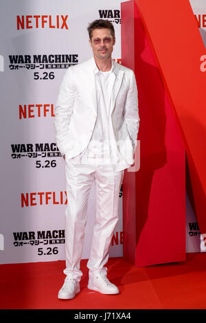 Tokio, Japan. 23. Mai 2017. US-amerikanischer Schauspieler Brad Pitt posiert für Kameras während der Japan-Premiere für Netflix Originalfilm Kriegsmaschinerie am 23. Mai 2017, Tokio, Japan. Pitt, Direktor David Michod und Produzent Jeremy Kleiner wurden sehr herzlich empfangen von den japanischen Fans bei der Veranstaltung, wo sie gemeinsam auf der Bühne erschienen. Pitt Co-produziert und die Hauptrolle in der satirischen Kriegsfilm, die weltweit auf Netflix am 26. Mai veröffentlicht werden. Bildnachweis: Aflo Co. Ltd./Alamy Live-Nachrichten Stockfoto