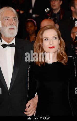 Cannes, Frankreich. 22. Mai 2017. CANNES, Frankreich - 22.Mai: Isabelle Huppert besucht das "Happy End" Screening während des 70. jährlichen Cannes Film Festival im Palais des Festivals am 22. Mai 2017 in Cannes, Frankreich. Bildnachweis: Frederick Injimbert/ZUMA Draht/Alamy Live-Nachrichten Stockfoto