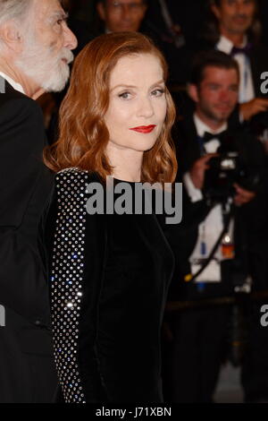 Cannes, Frankreich. 22. Mai 2017. CANNES, Frankreich - 22.Mai: Isabelle Huppert besucht das "Happy End" Screening während des 70. jährlichen Cannes Film Festival im Palais des Festivals am 22. Mai 2017 in Cannes, Frankreich. Bildnachweis: Frederick Injimbert/ZUMA Draht/Alamy Live-Nachrichten Stockfoto