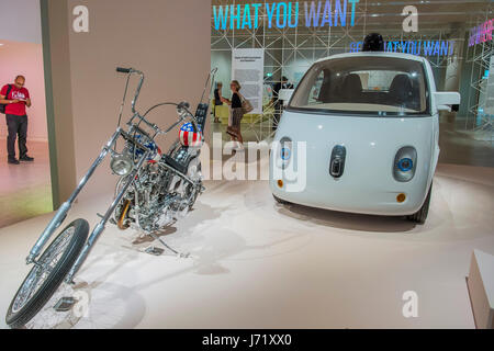 London, UK. 23. Mai 2017. Der Captain America Chopper von Easy Rider mit Google Waymo Selbstfahrer Auto - Kalifornien, entwerfen Freiheit, eine neue Ausstellung im Design Museum. Von Skateboards, iPhones und Start-up-Garagen, die Ausstellung zeigt wie "designed in California" eine besondere Herangehensweise an Design und Leben zum Ausdruck bringt. Kaliforniens Antrieb der persönlichen Befreiung zu schaffen ist durch eine vielfältige Landschaft von Löschpapier LSD und politische Plakate bis hin zu tragbaren Technologie erforscht. Bildnachweis: Guy Bell/Alamy Live-Nachrichten Stockfoto