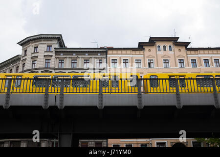 Berlin, 26. April: U-Bahnlinie U1 erhöht u-Bahn in der Nähe der Gorlitzer (Görlitzer) U-Bahnhof (Deutsch für die u-Bahnstation) in Berlin Kreuzberg am 26. April Stockfoto