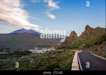 Bergstraße, Dorf und Teide Nationalpark am späten Abend. Teneriffa, Kanaren, Spanien. Stockfoto