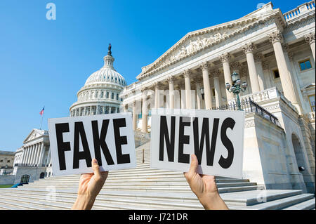 Hände mit Schildern protestieren gefälschte Nachrichten Deckung vor dem Kapitol in Washington DC, USA Stockfoto