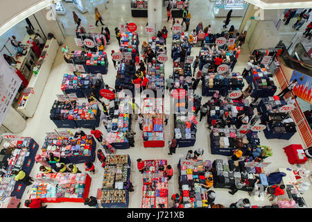 Kuala Lumpur, Malaysia - 22. September 2016: Menschen wählen Sie Kleidung auf den Verkauf in der Mall in Kuala Lumpur, Malaysia am 22. September 2016. Stockfoto
