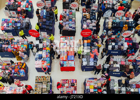 Kuala Lumpur, Malaysia - 22. September 2016: Menschen wählen Sie Kleidung auf den Verkauf in der Mall in Kuala Lumpur, Malaysia am 22. September 2016. Stockfoto