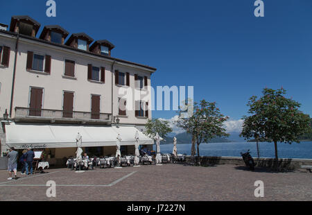 Touristen in Arona, Italien Stockfoto