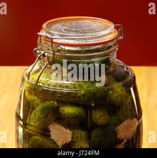 Saure Gurken im Glas. Bio-Lebensmittel. Stockfoto