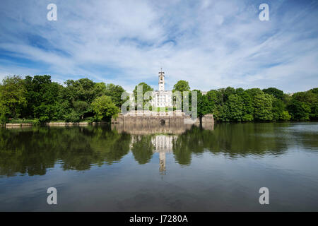 Trent Gebäude spiegelt sich in den See mit Booten bei Highfields University Park, Nottingham England UK Stockfoto