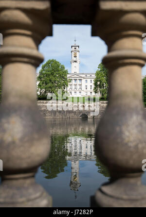 Trent Gebäude betrachtet durch Spalten und spiegelt sich in den See mit Booten bei Highfields University Park, Nottingham England UK Stockfoto