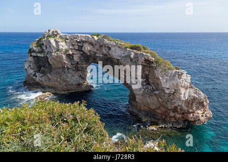 Naturstein Bogen Es Pontas in der Nähe von Cala Santanyi, Mallorca, Spanien Stockfoto