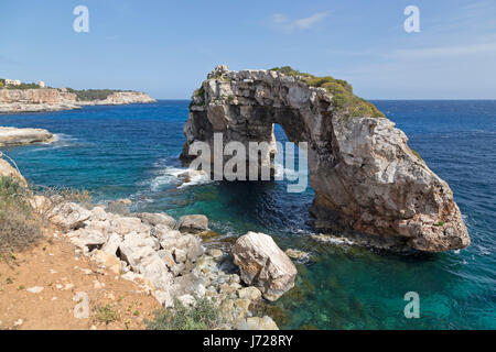 Naturstein Bogen Es Pontas in der Nähe von Cala Santanyi, Mallorca, Spanien Stockfoto