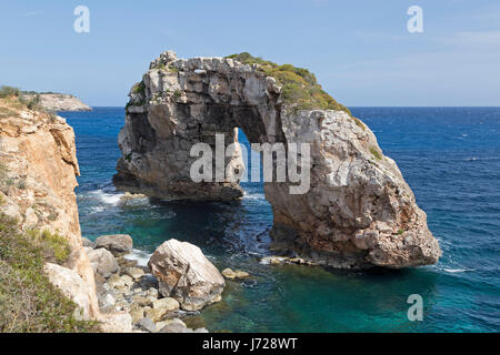 Naturstein Bogen Es Pontas in der Nähe von Cala Santanyi, Mallorca, Spanien Stockfoto